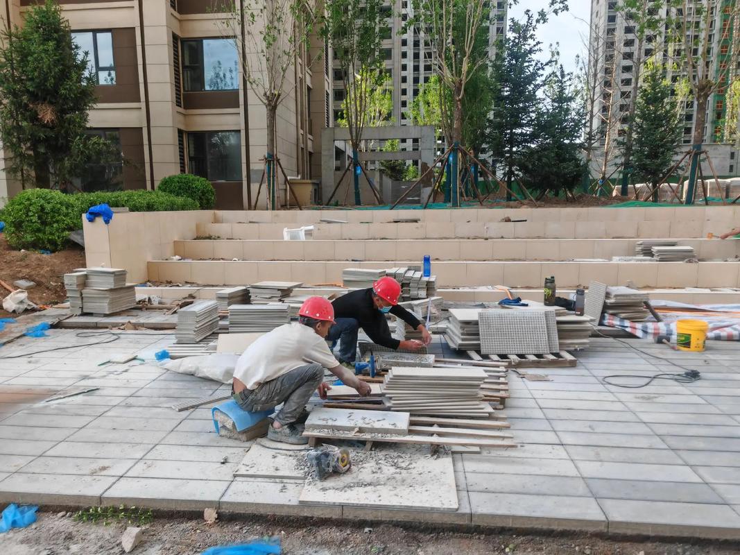 天潤(rùn)一期園林綠化工程啟動(dòng)，樹木入場(chǎng)與鋪磚同步推進(jìn)